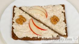 Camembert spread with horseradish and apples